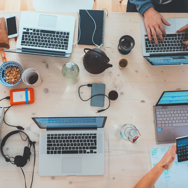 Mahasiswa belajar dari laptop di ruang tamu