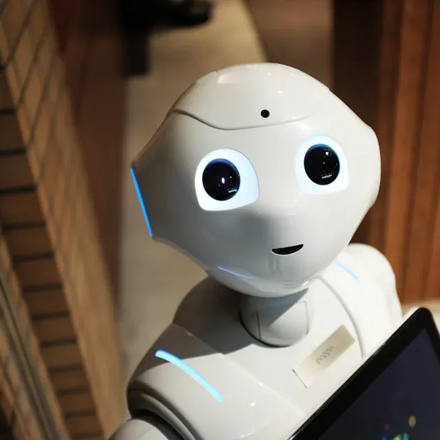 Robot kecil di meja lado